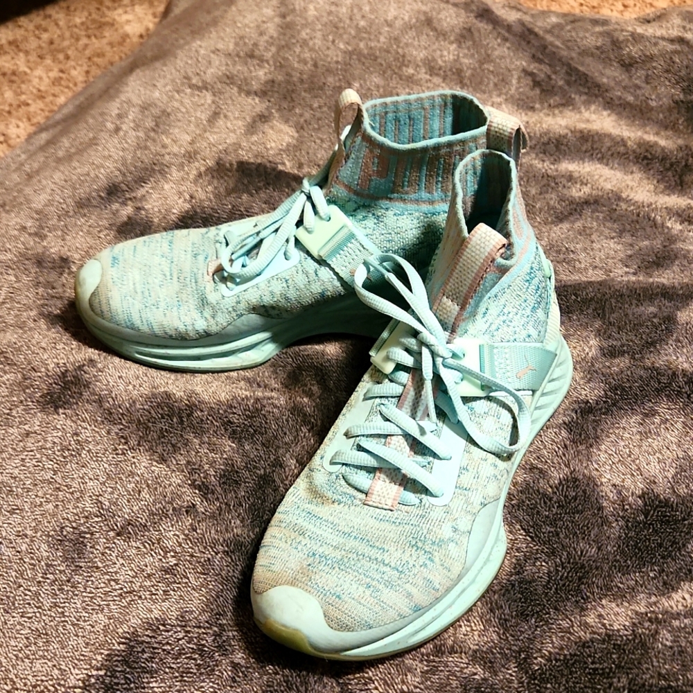 Tennis shoes